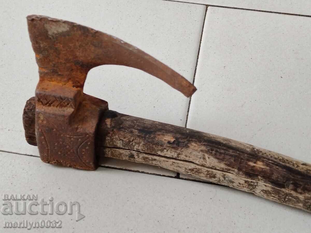 Licitație Topor vechi, curb, cu gravuri, unealtă din fier forjat