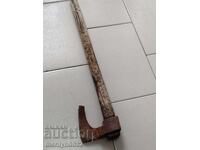 Topor vechi, curb, cu gravuri, unealtă din fier forjat