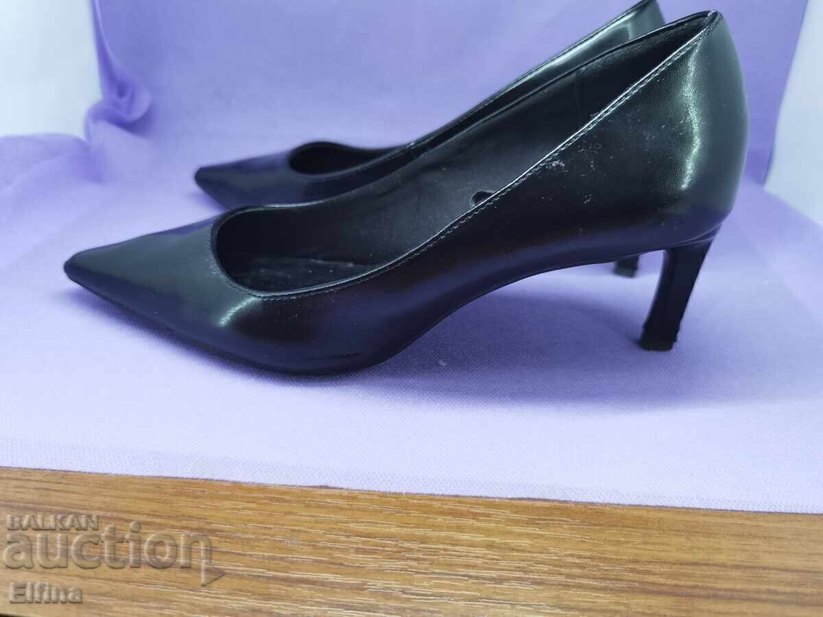 Pantofi de damă cu toc din piele naturală de la H&M cu preț € 12.00 | 23.47 BGN Pantofi de damă cu toc din piele naturală de la H&M cu preț € 12.00 | 23.47 BGN