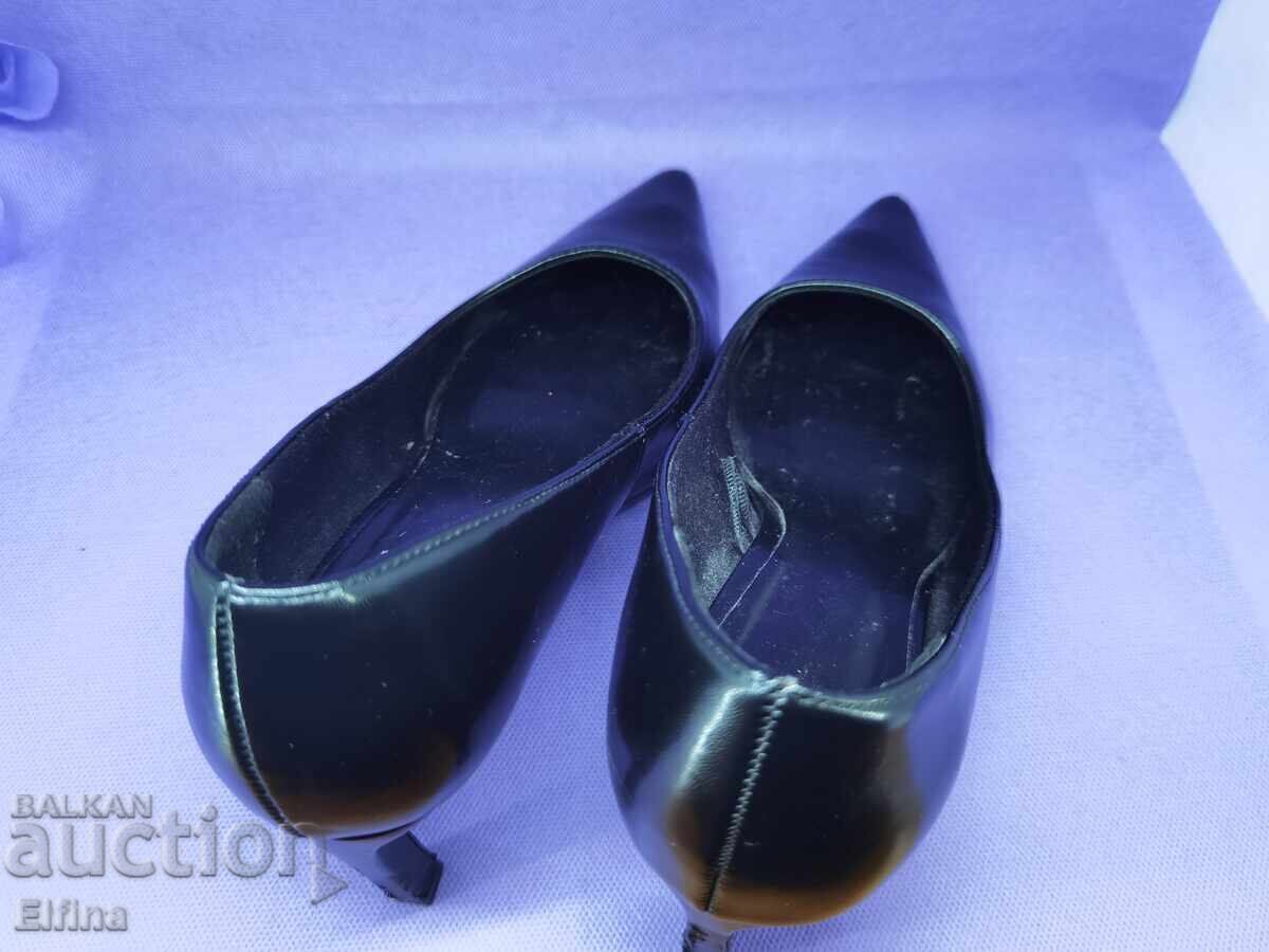 Delivery of Women's high-heeled shoes made of genuine leather from H&M