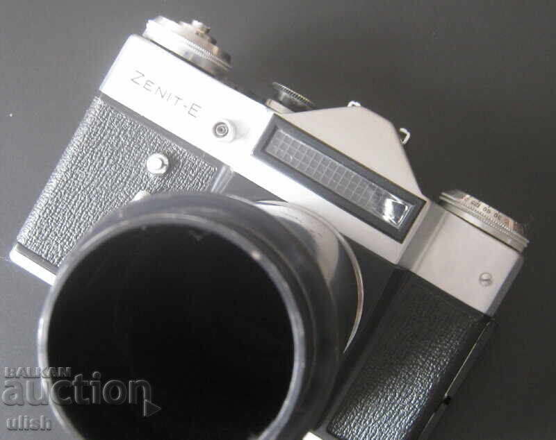 Παλιό σοβιετικό φωτογραφικό μηχάνημα Zenit E με προσαρτημένο μικροσκόπιο