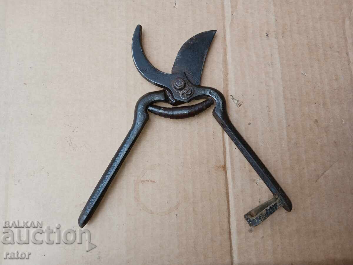 Old vineyard scissors Veliko Tarnovo, SICKLE AND HAMMER with price 14.99 BGN | € 7.66 Old vineyard scissors Veliko Tarnovo, SICKLE AND HAMMER with price 14.99 BGN | € 7.66