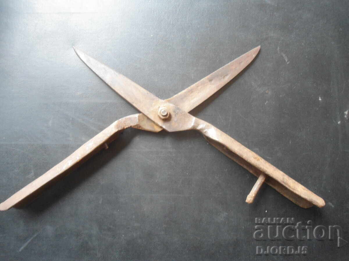 Παλιό σφυρήλατο ψαλίδι με τιμή 4.00 BGN | € 2.05