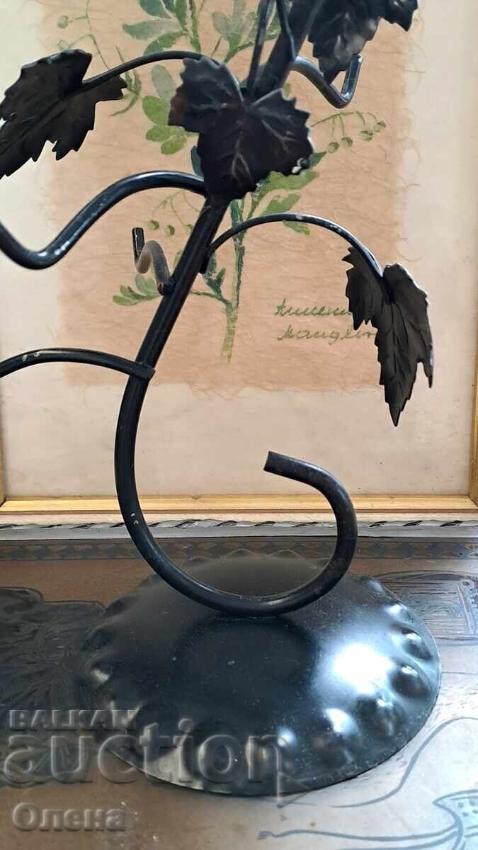 Παράδοση Ρετρό σταντ από σφυρήλατο σίδερο Παράδοση Ρετρό σταντ από σφυρήλατο σίδερο