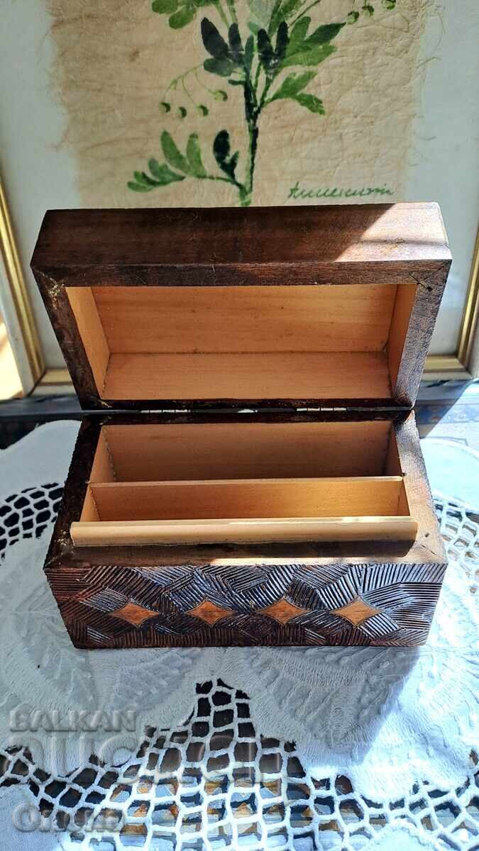Ретро дървена кутия с дърворезба с цена 29.00 лв. | € 14.83 Ретро дървена кутия с дърворезба с цена 29.00 лв. | € 14.83