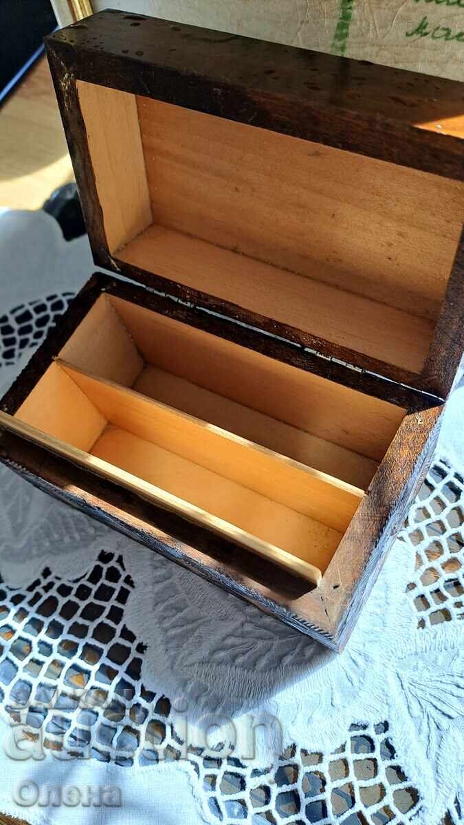 Аукцион Ретро дървена кутия с дърворезба Аукцион Ретро дървена кутия с дърворезба