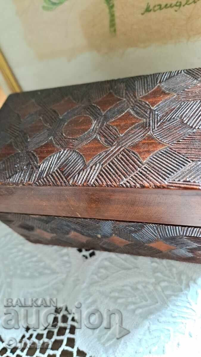 Livrarea Cutie retro din lemn cu sculptură în lemn