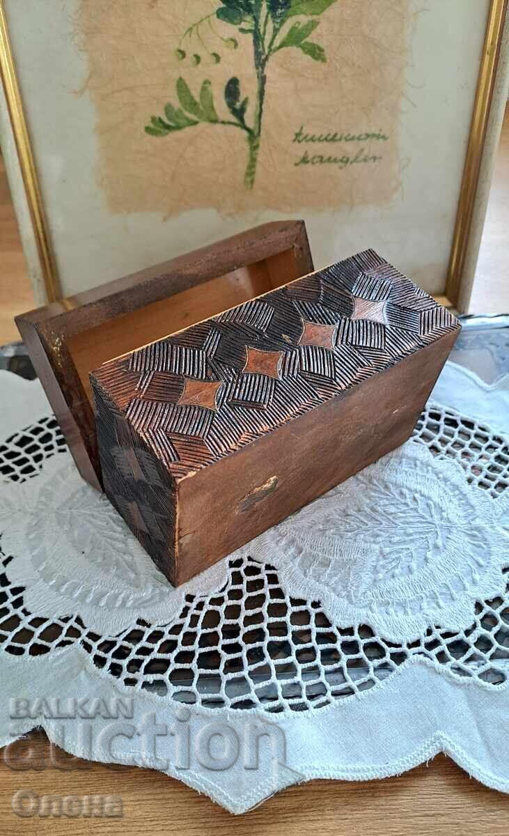 Ретро дървена кутия с дърворезба - 7 Ретро дървена кутия с дърворезба - 7