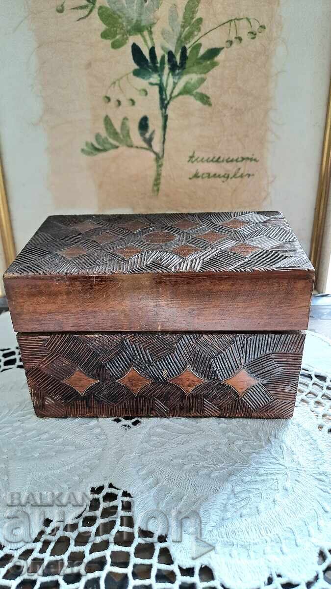 Ретро дървена кутия с дърворезба Ретро дървена кутия с дърворезба