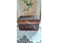 Cutie retro din lemn cu sculptură în lemn