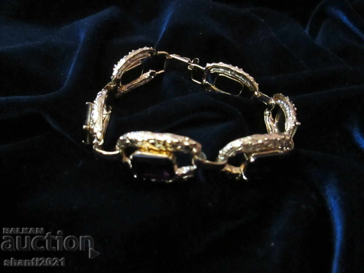 Παράδοση Νέο μενταγιόν με μωβ πέτρες, επιχρύσωση 24Κ