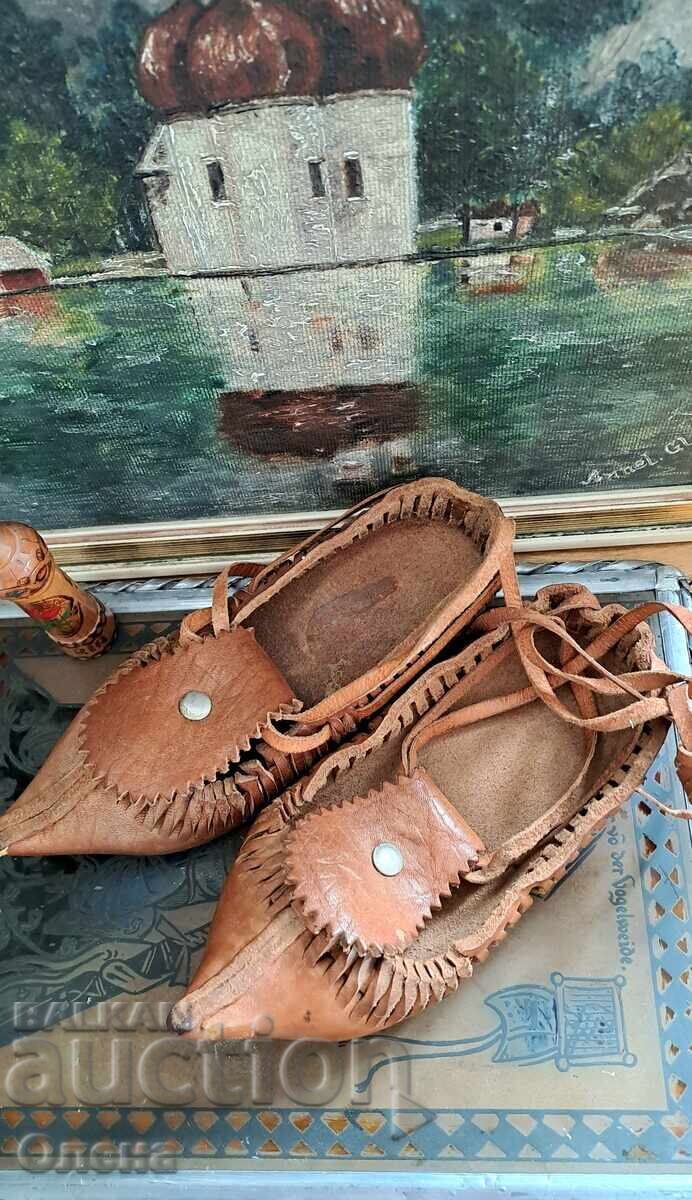 Vintage διακοσμητικά τσαρούχια από φυσικό δέρμα με τιμή 30.00 BGN | € 15.34