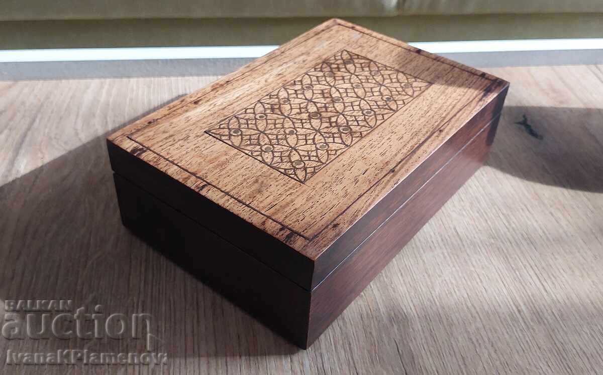 Delivery of Solid wooden box for connoisseurs, excellent