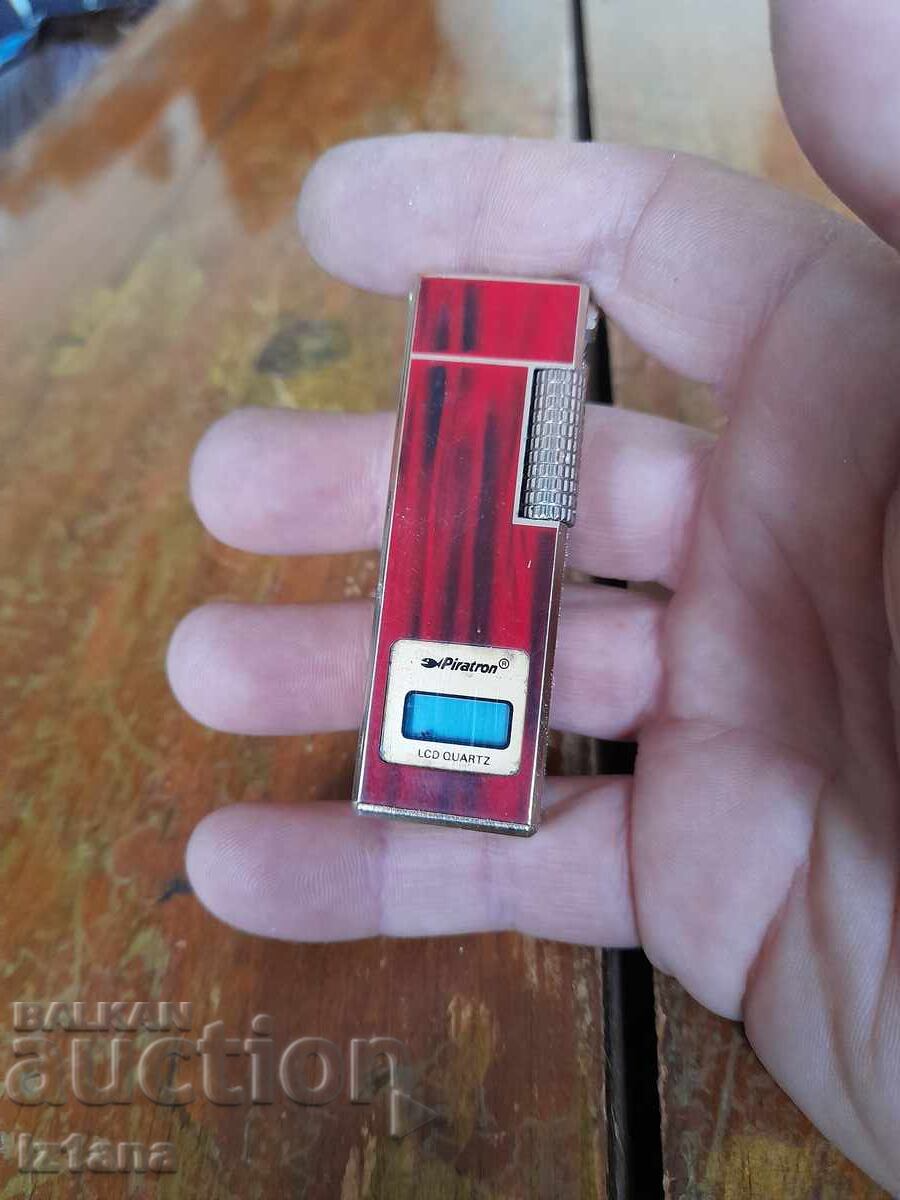 Παλιό αναπτήρας με ρολόι Piratron με τιμή 27.00 BGN | € 13.80 Παλιό αναπτήρας με ρολόι Piratron με τιμή 27.00 BGN | € 13.80