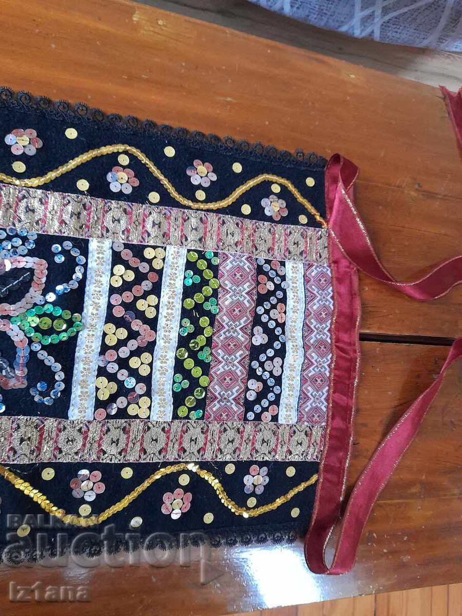 șorț antic cu preț 85.00 BGN | € 43.46 șorț antic cu preț 85.00 BGN | € 43.46