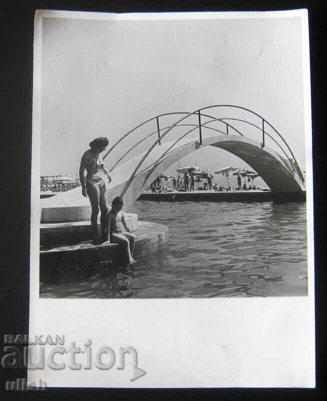 Παλιά φωτογραφία τέχνης, παραλία, μητέρα με παιδί Παλιά φωτογραφία τέχνης, παραλία, μητέρα με παιδί