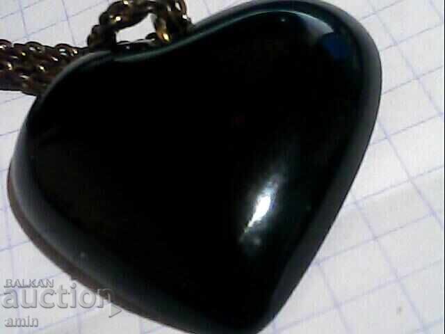 Παράδοση Όμορφο κολιέ με μεγάλο φυσικό πέτρα