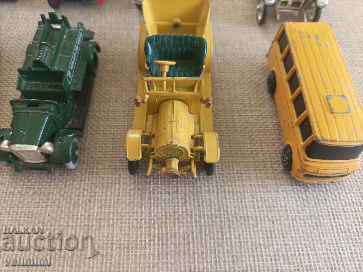 Παράδοση Πολλά μεταλλικά καρότσια για συλλογή Παράδοση Πολλά μεταλλικά καρότσια για συλλογή