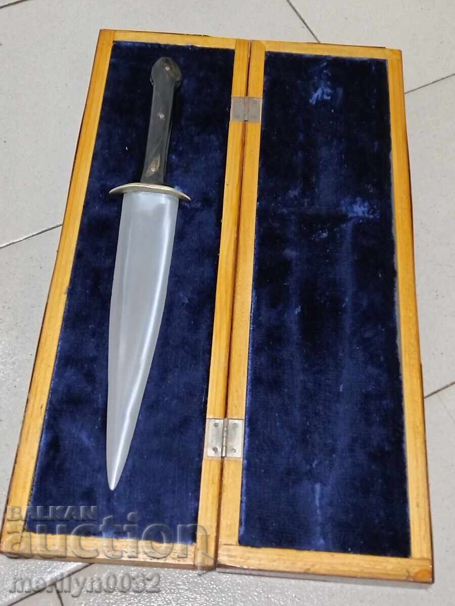 Camă la Levski, suvenir premiu în VNUV "V. Levski" cuțit baionetă cu preț 269.00 BGN | € 137.54