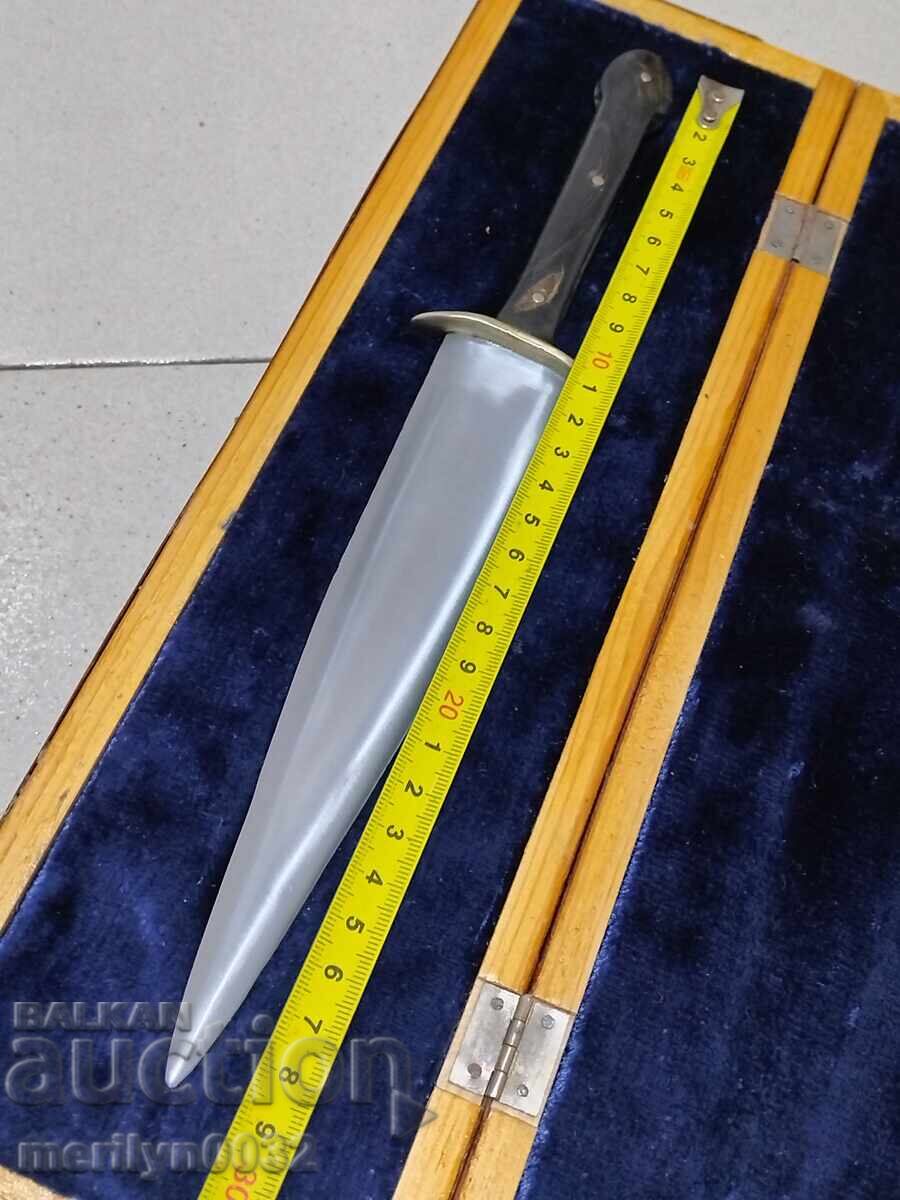 Livrarea Camă la Levski, suvenir premiu în VNUV "V. Levski" cuțit baionetă