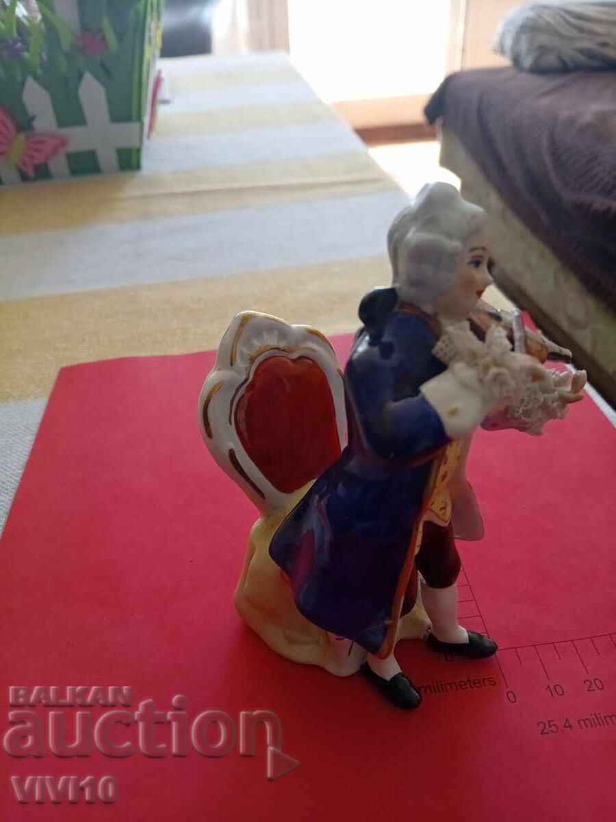 Figurină de porțelan veche, marcată cu preț 80.00 BGN | € 40.90 Figurină de porțelan veche, marcată cu preț 80.00 BGN | € 40.90