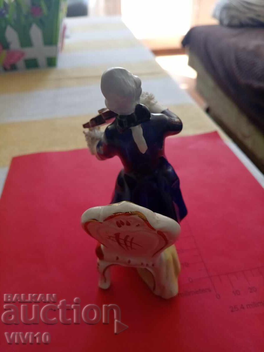 Licitație Figurină de porțelan veche, marcată Licitație Figurină de porțelan veche, marcată