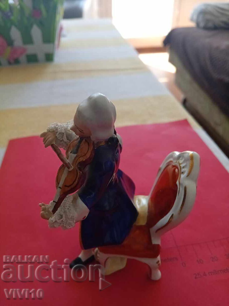 Livrarea Figurină de porțelan veche, marcată Livrarea Figurină de porțelan veche, marcată