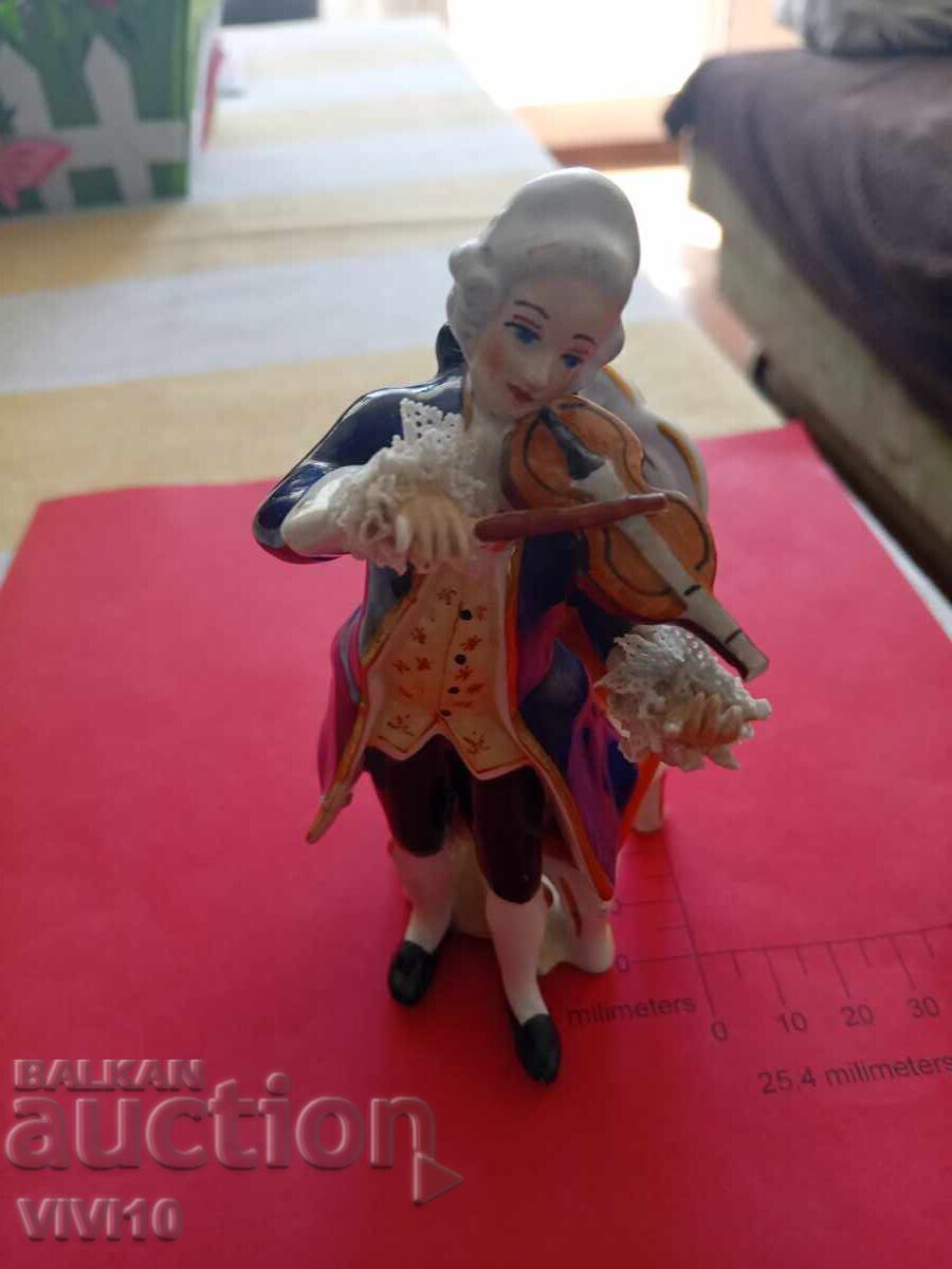 Figurină de porțelan veche, marcată Figurină de porțelan veche, marcată