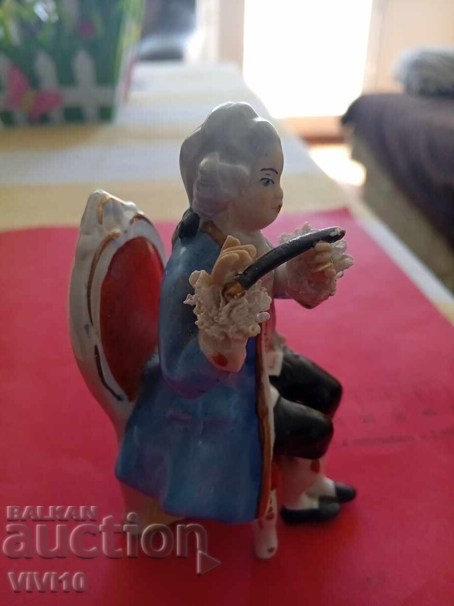 Старинна порцеланова фигура, маркирана с цена € 40.00 | 78.23 лв.