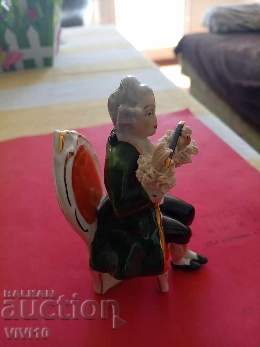 Figurină de porțelan veche, marcată cu preț 80.00 BGN | € 40.90 Figurină de porțelan veche, marcată cu preț 80.00 BGN | € 40.90