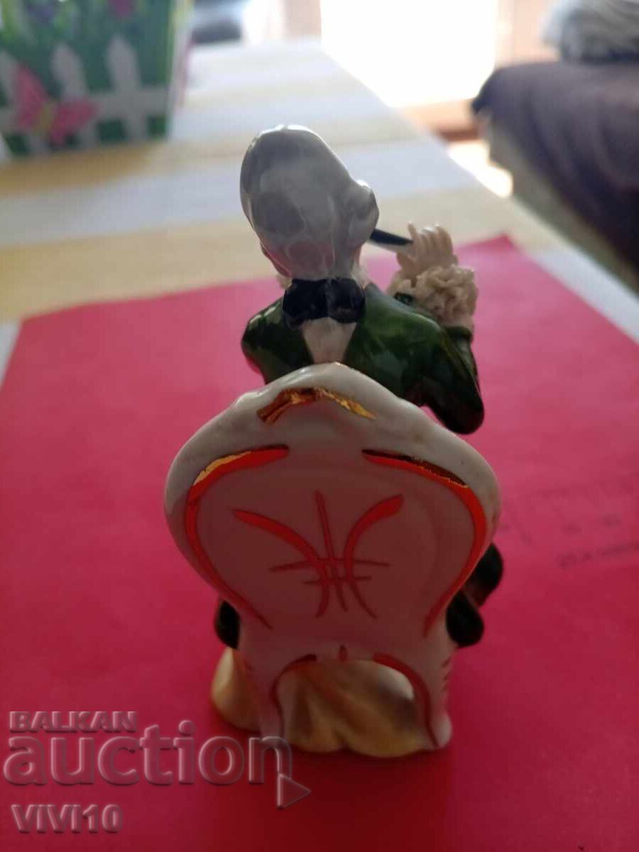 Licitație Figurină de porțelan veche, marcată