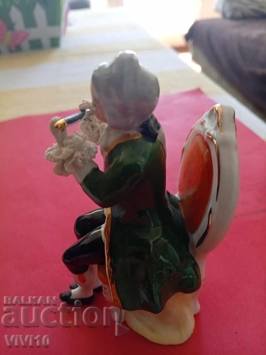 Livrarea Figurină de porțelan veche, marcată