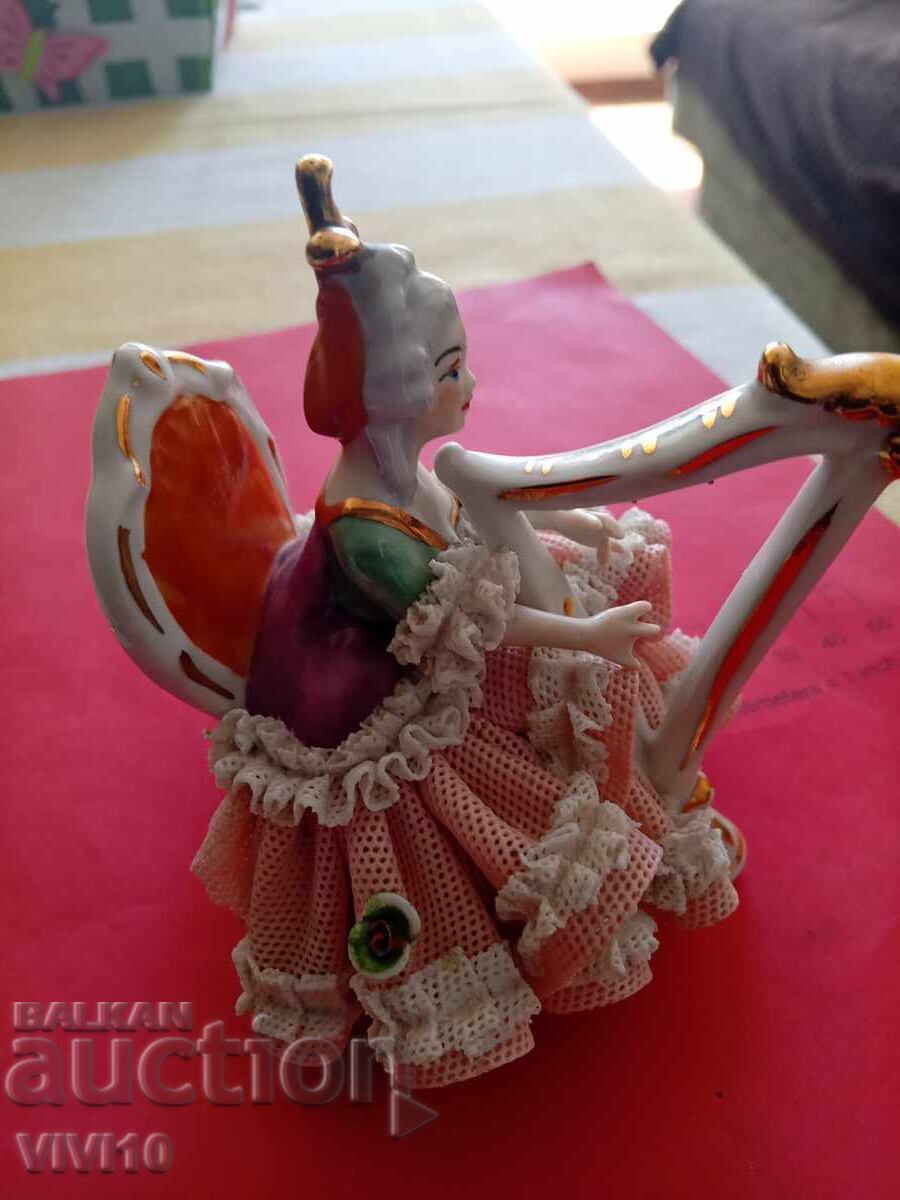 Figurină de porțelan veche, marcată cu preț 150.00 BGN | € 76.69 Figurină de porțelan veche, marcată cu preț 150.00 BGN | € 76.69