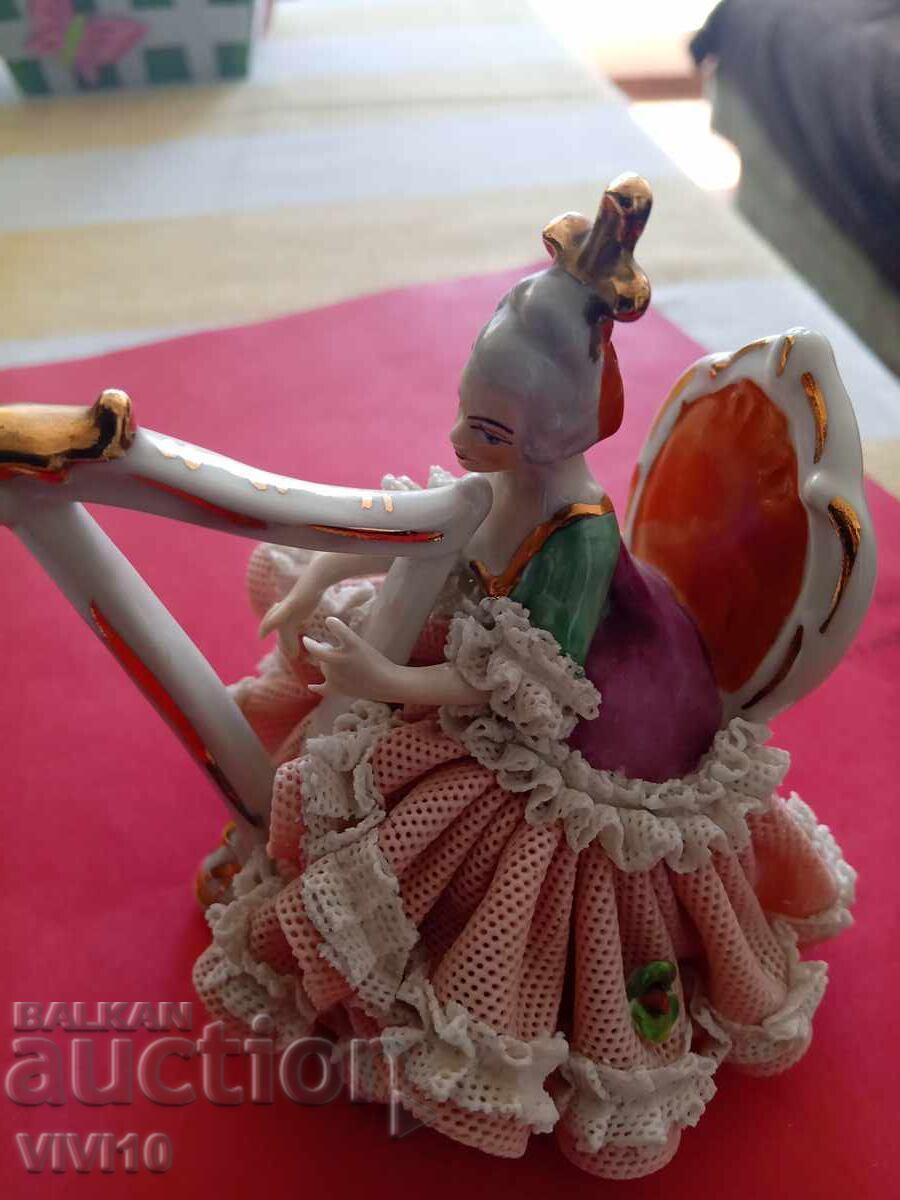 Livrarea Figurină de porțelan veche, marcată Livrarea Figurină de porțelan veche, marcată