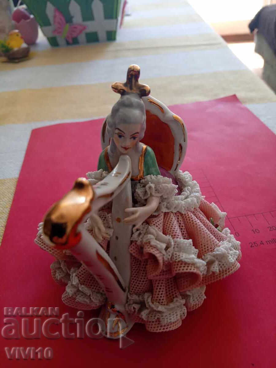 Figurină de porțelan veche, marcată Figurină de porțelan veche, marcată