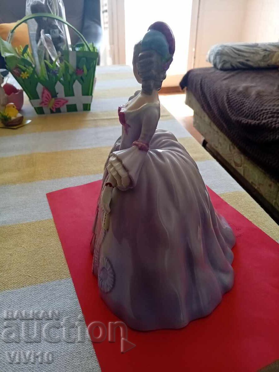 Доставка на Старинна порцеланова фигура, маркирана