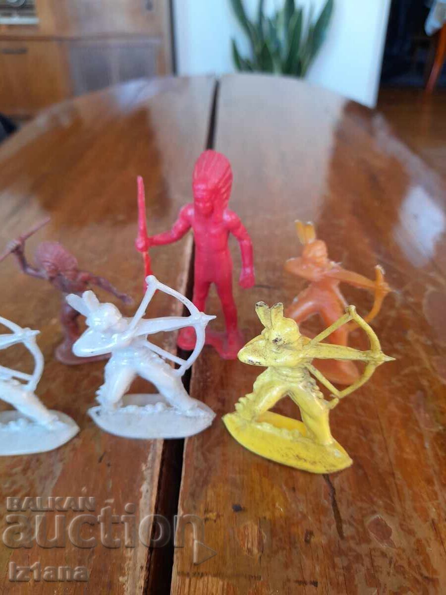 Auction  Old Native American figurines