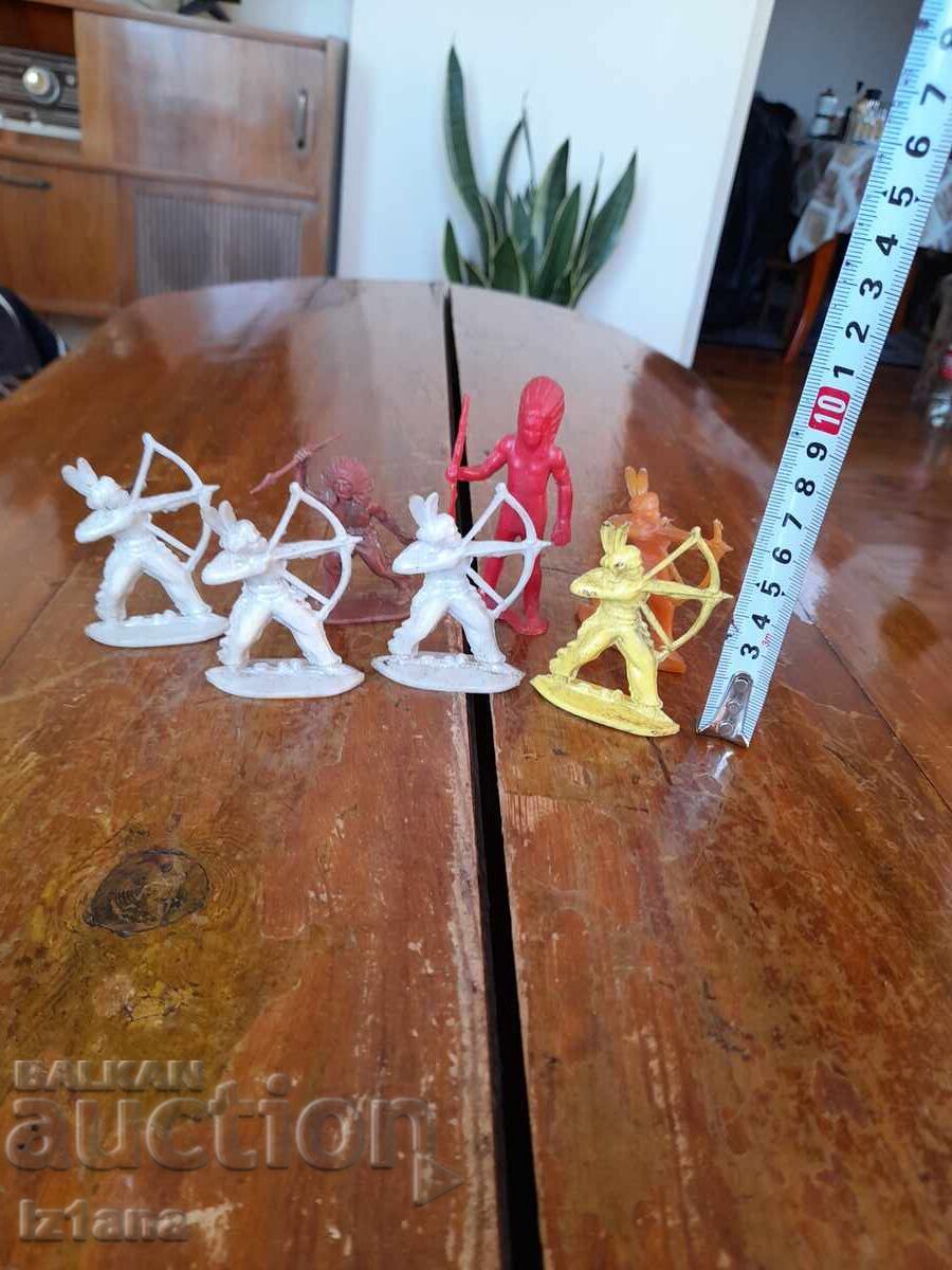 Delivery of Old Native American figurines