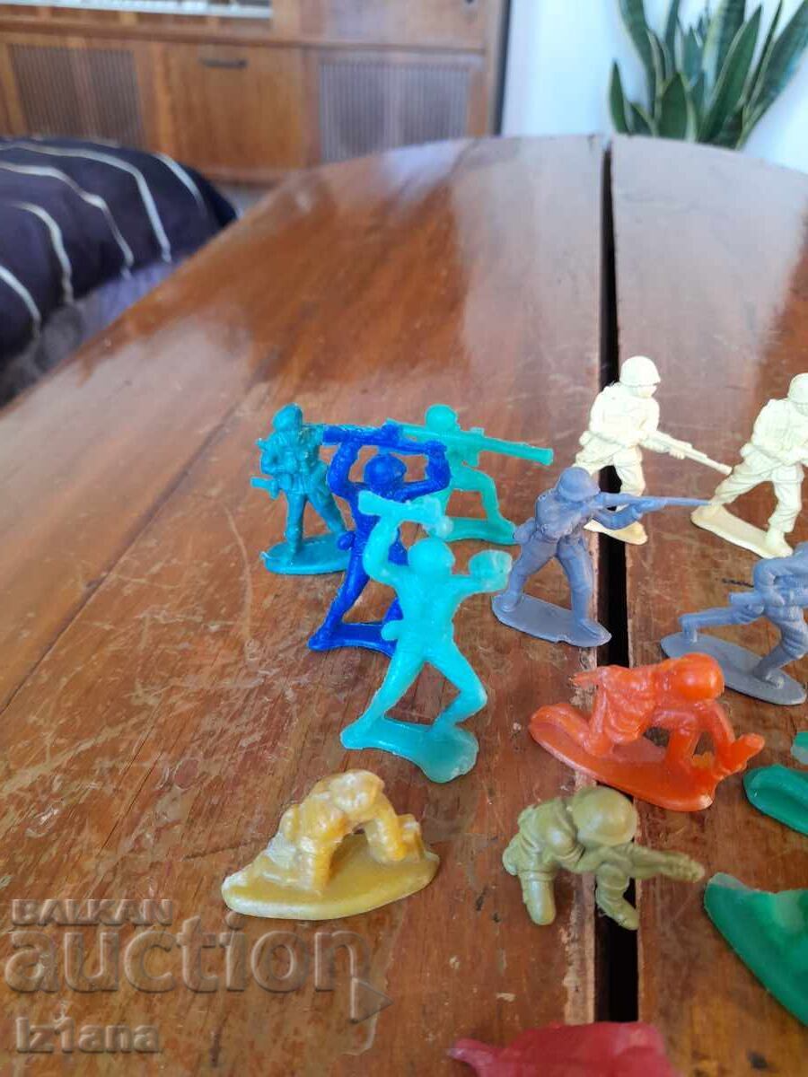 Стари фигурки Войници с цена 16.00 лв. | € 8.18