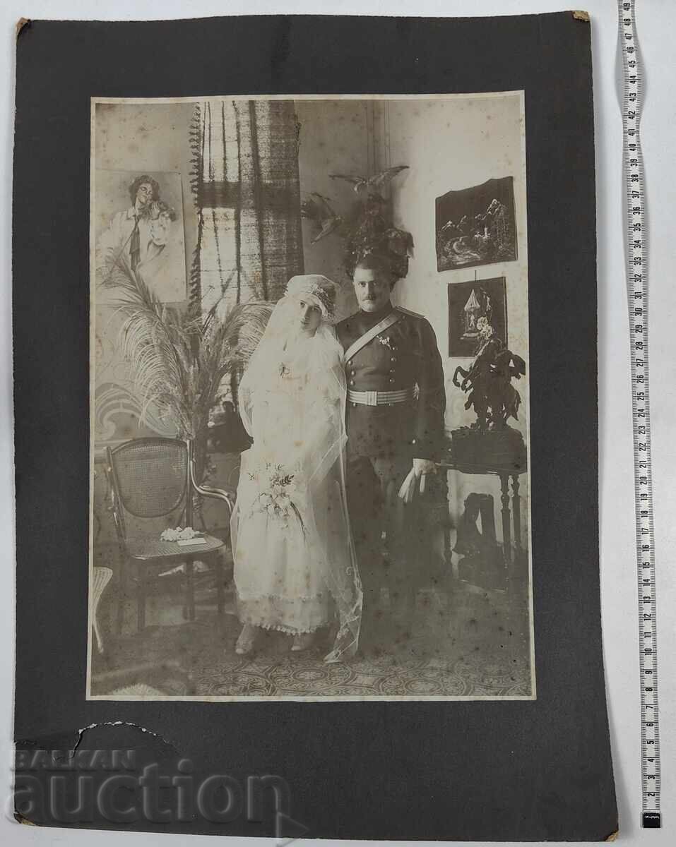 Secolul al XIX-lea, PORTRET MILITAR DE NUNTĂ FOARTE MARE, FOTOGRAFIE PE CARTON Secolul al XIX-lea, PORTRET MILITAR DE NUNTĂ FOARTE MARE, FOTOGRAFIE PE CARTON