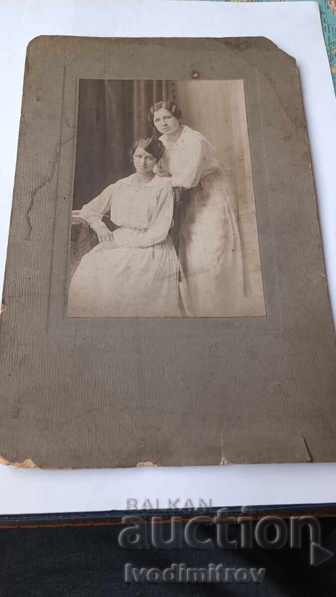 Φωτογραφία Δύο νεαρών κοριτσιών με λευκά φορέματα Σόφια 1917 Καρτόνι Φωτογραφία Δύο νεαρών κοριτσιών με λευκά φορέματα Σόφια 1917 Καρτόνι