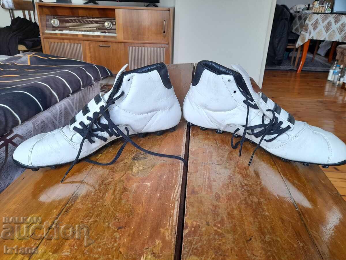 Pantofi sport, ghete Adidas Spezial cu preț 260.00 BGN | € 132.94