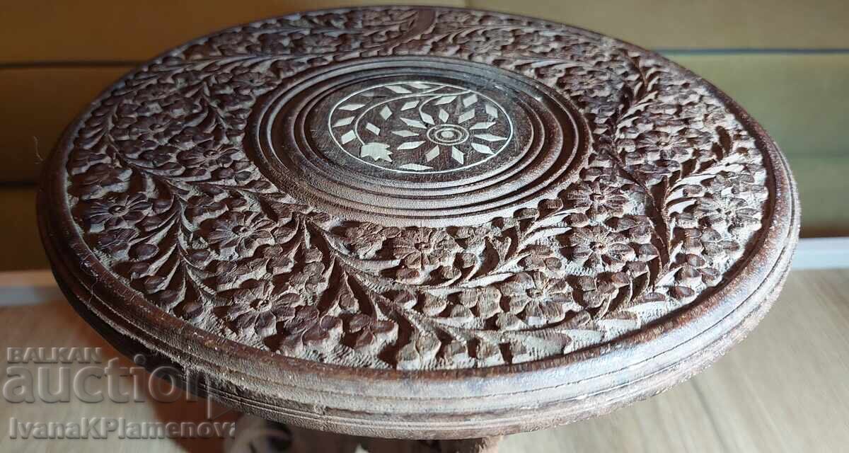 Ξυλόγλυπτη τραπεζάκι vintage πτυσσόμενο για γνώστες με τιμή 100.00 BGN | € 51.13