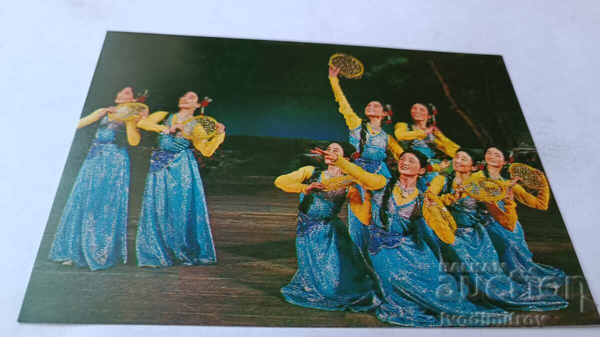 Π Κ Χορός κοριτσιών στην παραλία