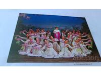 Π Κ Σον Χι υμνεί την πατρίδα της, καλυμμένη με οπωρώνες