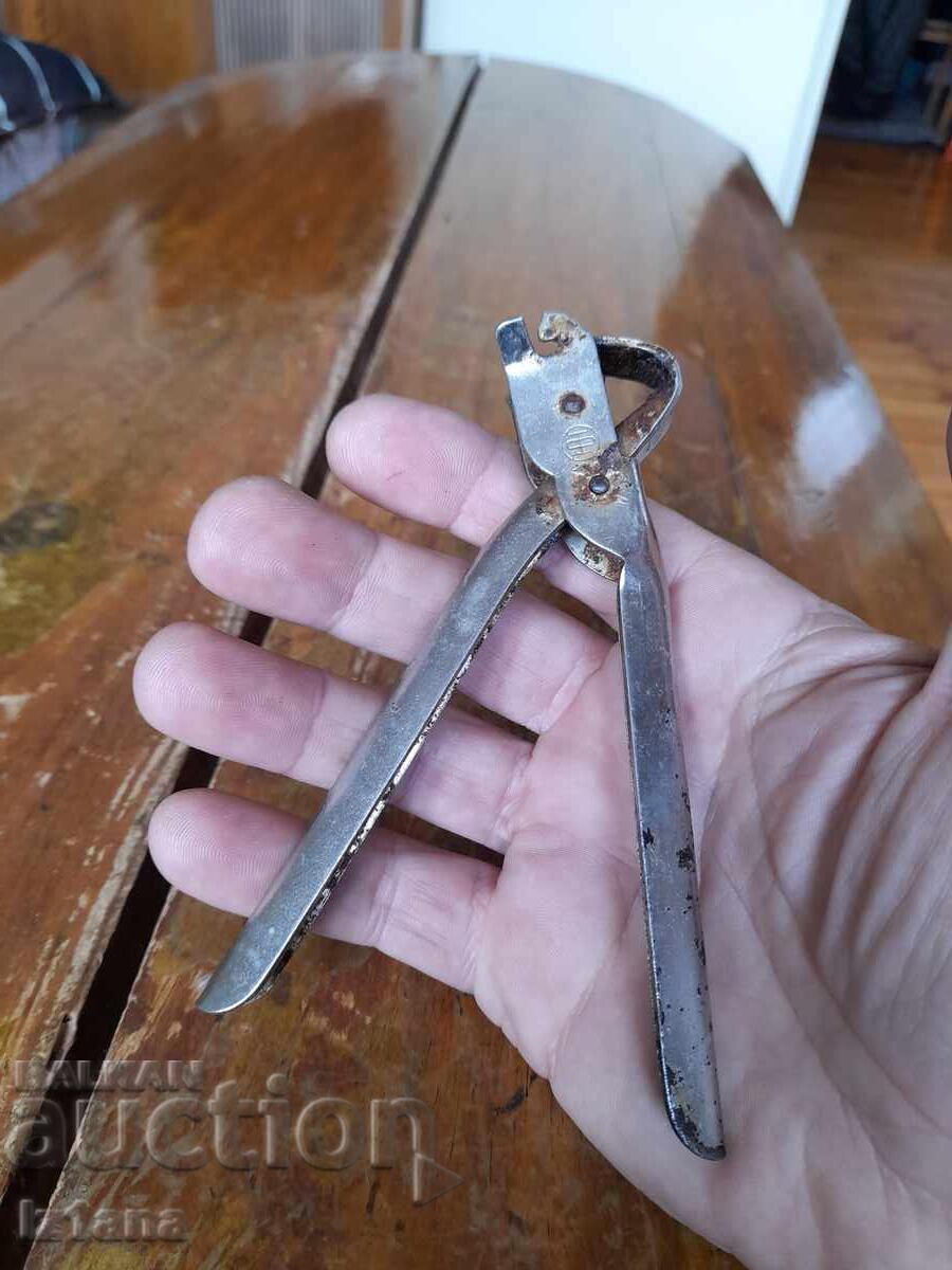 Deschis de conserve vechi cu preț 14.00 BGN | € 7.16 Deschis de conserve vechi cu preț 14.00 BGN | € 7.16