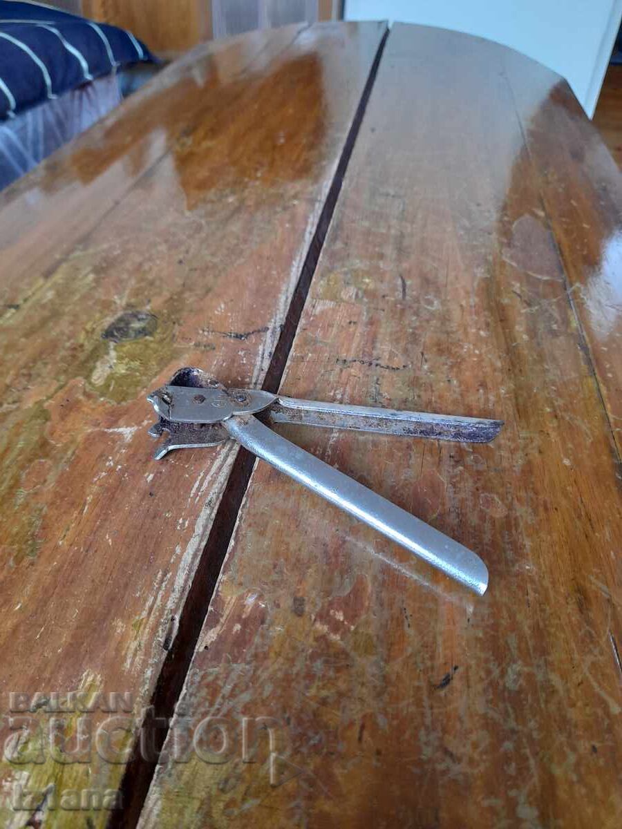 Deschis de conserve vechi Deschis de conserve vechi