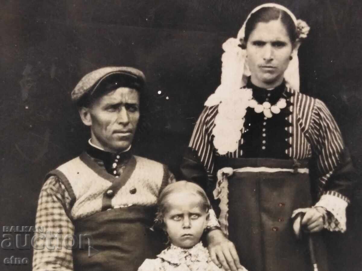 Παράδοση ΒΑΣΙΛΙΚΗ ΕΙΚΟΝΑ, ΚΟΣΤΟΥΜΙΑ