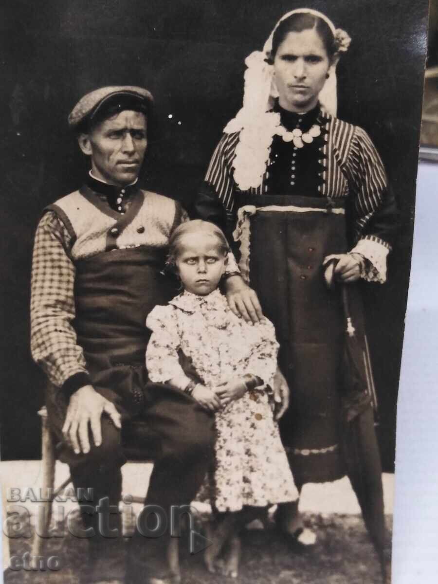 ΒΑΣΙΛΙΚΗ ΕΙΚΟΝΑ, ΚΟΣΤΟΥΜΙΑ