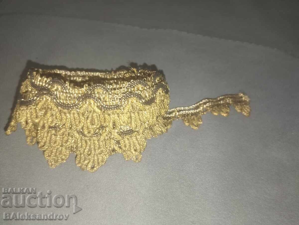 Παράδοση Παλιά δαντέλα με χρυσό γαρύφαλλο